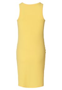 Bezrukávová, žebrovaná žlutá midi šaty s kulatým výstřihem a přiléhavým střihem, zobrazené zezadu na bílém pozadí.