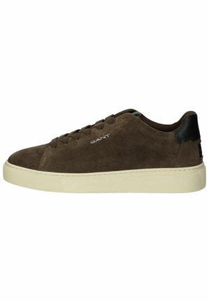 Braune Wildleder-Sneaker mit runder Spitze, weißer Gummisohle und schwarzem Lederdetail an der Ferse. Verfügt über ein Schnürdesign und dezente Markenkennzeichnung.