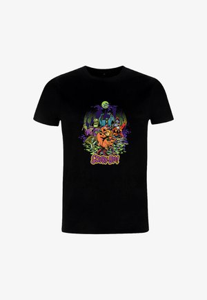 Czarny bawełniany t-shirt z wielokolorowym nadrukiem graficznym przedstawiającym Scooby-Doo oraz postacie w strasznej scenerii, z napisem "Scooby-Doo!" poniżej.
