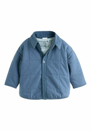 Jachetă albastră, cu manșon lung, captusită, pentru bebeluși, cu închidere cu nasturi și guler, purtată peste un tricou interior gri deschis.