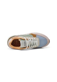 Zapatilla con una mezcla de materiales en verde, azul, naranja y crema. Presenta cordones blancos, patrones texturizados y un diseño deportivo.