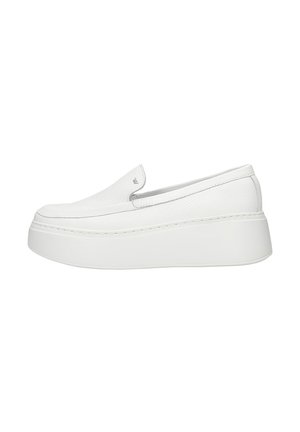 Scarpe bianche slip-on con tomaia in pelle texture, punta arrotondata e suola piatta spessa. Design minimalista con dettagli di cucitura discreti.