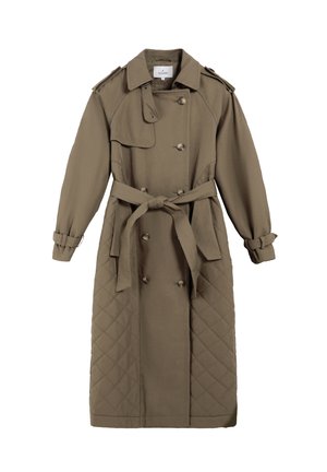 Trench coat verde oliva con textura acolchada, botones de doble botonadura, cintura ceñida con cinturón, hombreras y correas en los puños.