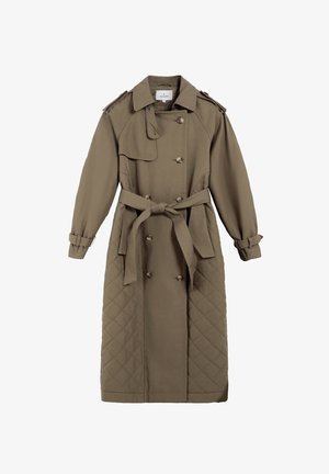 Trench coat verde oliva con textura acolchada, botones de doble botonadura, cintura ceñida con cinturón, hombreras y correas en los puños.