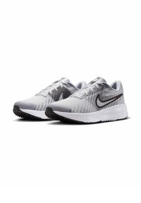 Buty sportowe w odcieniach szarości i bieli, z teksturowaną siateczką u góry, z czarnym logo w kształcie łyżwy, oraz z białą, amortyzującą podeszwą środkową i ząbkowaną podeszwą z gumy.