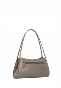 Sac à main en cuir beige avec un design courbé, une poignée unique et une poche zippée à l'avant ; texture lisse et silhouette contemporaine.