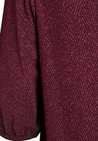 Burgundy teksturoitu kangas metallilangoilla, jossa on kalastajanruutukuosi ja puffihiharat. Pehmeä, kimalteleva pinta.