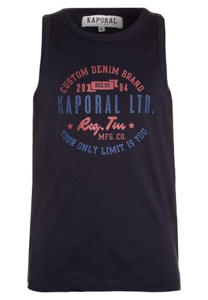 Granatowy bezrękawnik z czerwono-niebieskim napisem: "Custom Denim Brand 2004 Kaporal Ltd. Reg. TM MFG. CO. Your Only Limit Is You"