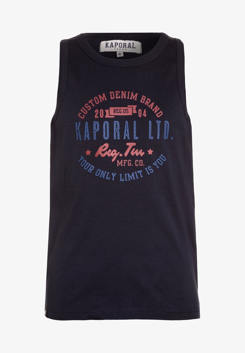 Camiseta sin mangas azul marino con texto rojo y azul que dice "Custom Denim Brand 2004 Kaporal Ltd. Reg. TM MFG. CO. Tu único límite eres tú"