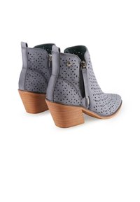 Botas de tobillo de cuero gris con diseño perforado, punta redonda y tacón de madera. Cierre de cremallera lateral y forro interior verde.