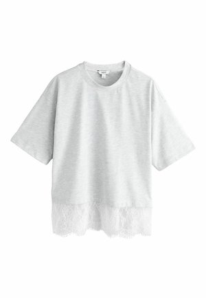 Hellgraues T-Shirt mit kurzen Ärmeln und Rundhalsausschnitt, mit weißer Spitzenborte am Saum, hängt vor einem weißen Hintergrund.