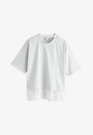 Lichtgrijs T-shirt met korte mouwen, ronde hals en witte kanten afwerking aan de zoom, hangend tegen een witte achtergrond.