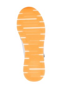 Weiße Schuhsohle mit einer orangen Gummisohle, die horizontale Rillen und Erhöhungen für Traktion aufweist sowie eine glatte, saubere Kante.