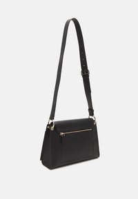 Borsa a tracolla in pelle nera dal design piatto, con tracolla regolabile, tasca frontale con cerniera e dettagli in metallo color oro.