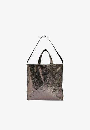 Metalna srebrna torba s teksturiranom površinom, dva kratka držača i dugim remenom za rame. Na prednjem dijelu istaknut je logotip.