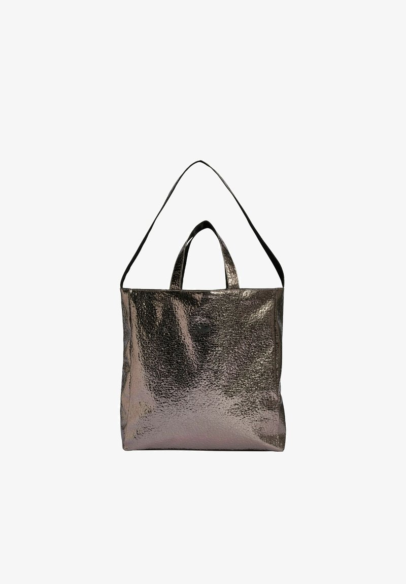 Metaliczna srebrna torba typu tote o teksturowanej powierzchni, z dwoma krótkimi uchwytami i długim paskiem na ramię. Z przodu znajduje się detal z logo.