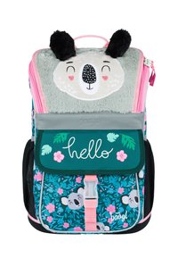 Rucksack mit einem grauen Plüschdeckel mit einem Bärenkopf, rosa Akzenten, floralen Mustern und einer grünen Fronttasche mit dem Wort "Hallo."