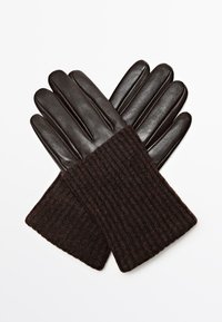 Bruine leren handschoenen met een geribbelde, gebreide manchet. De handschoenen hebben een gladde, glanzende textuur en zijn ontworpen met aparte vingersecties.