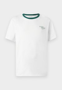Camiseta blanca de algodón con un cuello redondo verde, que presenta un pequeño logo de "Cowboy Country" bordado en verde en el lado izquierdo del pecho.