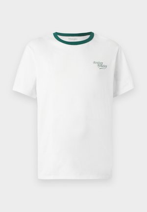 Camiseta de algodão branca com gola redonda verde, apresentando um pequeno logotipo "Cowboy Country" em bordado verde no lado esquerdo do peito.