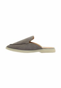 Mule slip-on in suede grigio con tomaia cucito, interno in tan e suola bianca, mostrato in vista laterale su sfondo bianco.