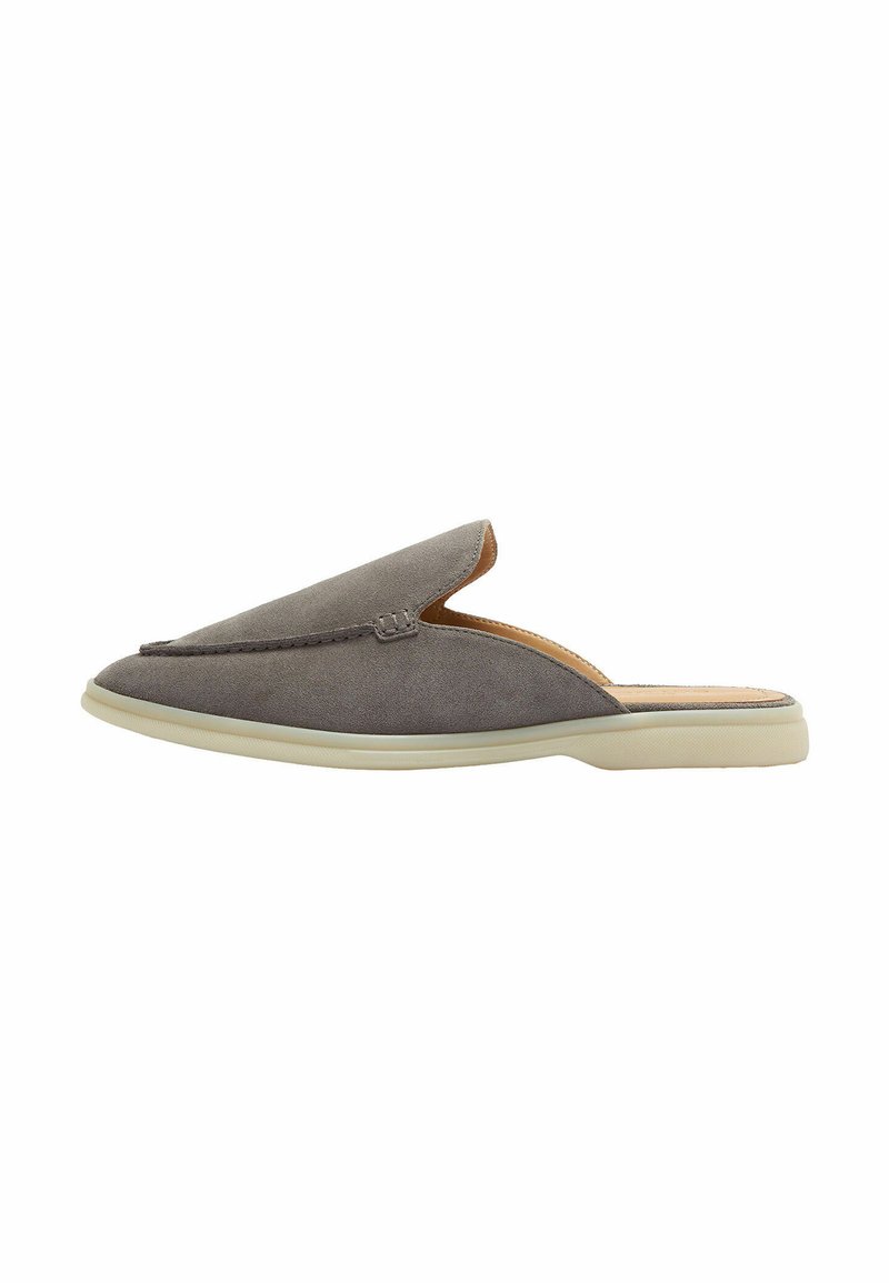 Mule slip-on in suede grigio con tomaia cucito, interno in tan e suola bianca, mostrato in vista laterale su sfondo bianco.