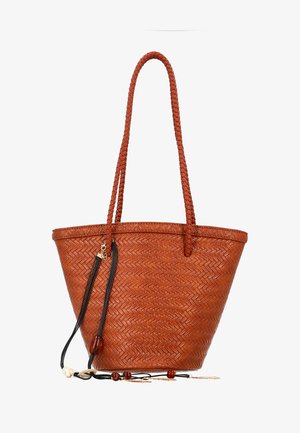 Bruine gevlochten leren totebag met lange gevlochten handvatten en zwart koord met decoratieve kralen die aan één kant hangen.