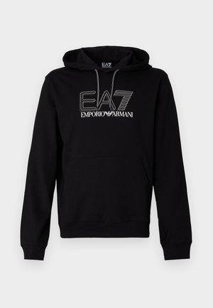 Svart hettegenser i mykt stoff med frontlomme, snorer og EA7 Emporio Armani-logo i hvitt.