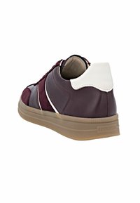 Burgundské kožené a semišové tenisky s bílými akcenty, nízký střih a texturovaná gumová podrážka. Obsahují zaoblený podpatek a polstrovaný interiér.