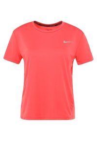 Camiseta deportiva de manga corta en un vibrante color coral, fabricada en un tejido liso que absorbe la humedad, con un pequeño logo plateado de Nike en el pecho.