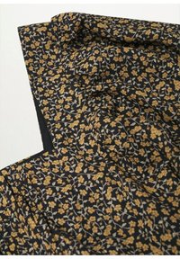 Tissu noir avec de petites fleurs jaunes et des tiges grises, présenté plié et rassemblé.