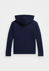 Hanorac bleumarin cu glugă, cu o textură netedă, mâneci lungi, manșete striate și o buzunar tip kangaroo în față.