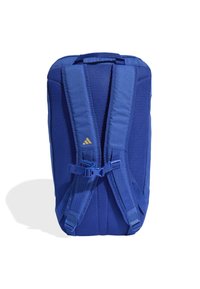 Modrý ruksak s polstrovanými nastaviteľnými popruhmi, sieťovaným zadným panelom, hrudným prackou a malým zlatým logom Adidas na ľavom popruhu.