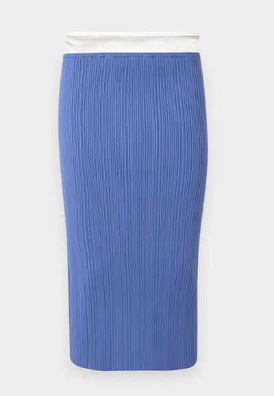 Jupe crayon en maille côtelée bleue avec une silhouette ajustée et une ceinture élastique, présentée sur un fond blanc.