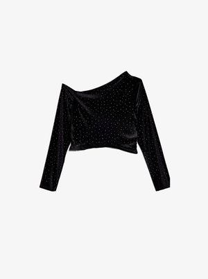 Crop top en velours noir à épaules nues avec des manches longues, orné de strass argentés éparpillés. Texture lisse.