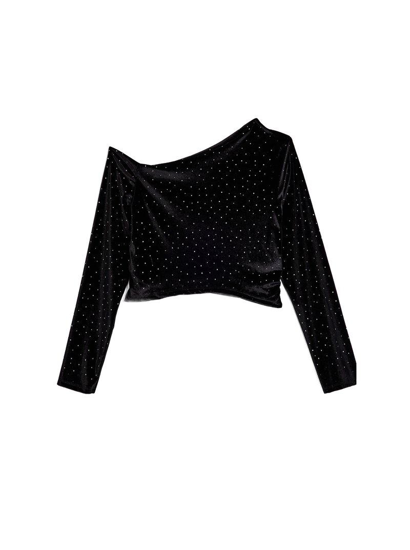 Top corto de terciopelo negro sin hombros con mangas largas, adornado con brillantes de plata esparcidos. Textura suave.
