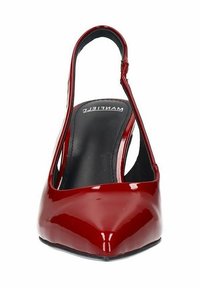 Decoltè slingback in pelle rossa lucida con punta affusolata, lati aperti e soletta nera con il marchio "MANIFEST". Texture liscia e lucida.