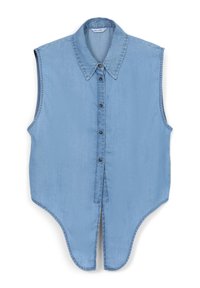 Camicetta senza maniche in denim azzurro chiaro con colletto a punta, chiusura frontale a bottoni e orlo curvo. Presenta una texture liscia e un design classico.