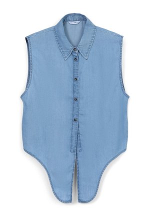Camicetta senza maniche in denim azzurro chiaro con colletto a punta, chiusura frontale a bottoni e orlo curvo. Presenta una texture liscia e un design classico.