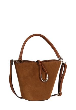 Sac seau en daim marron avec poignées en cuir et bandoulière réglable, présentant un détail en cuir noué avec un anneau métallique à l'avant.