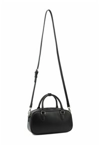 Schwarze Lederhandtasche mit abgerundeter Form, zwei oberen Griffen und einem abnehmbaren Schulterriemen. Ausgestattet mit silberfarbenen Beschlägen und Reißverschluss.