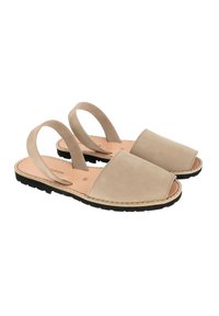 Sandales en cuir beige avec une finition lisse, bout ouvert et deux sangles incurvées. Elles disposent d'une semelle en caoutchouc noire et d'une doublure intérieure beige.