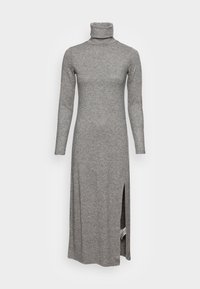 Vestido gris de manga larga con cuello alto, confeccionado en material de punto, con una abertura lateral para facilitar el movimiento, silueta ajustada y textura suave.