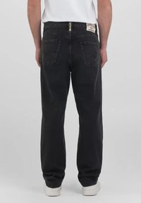 Schwarze Denim-Jeans mit einem lockeren Schnitt und geraden Beinen. Sie verfügen über ein Etikett am hinteren Bund sowie zwei Gesäßtaschen mit Nähdetails.