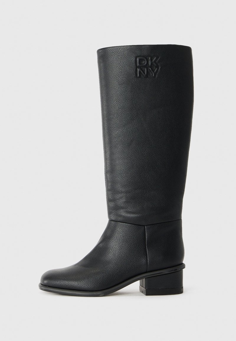 Bota de couro preta até ao joelho com um acabamento texturizado, bico arredondado e um tacão baixo em bloco. Apresenta o logotipo em relevo da DKNY no lado externo do cano.
