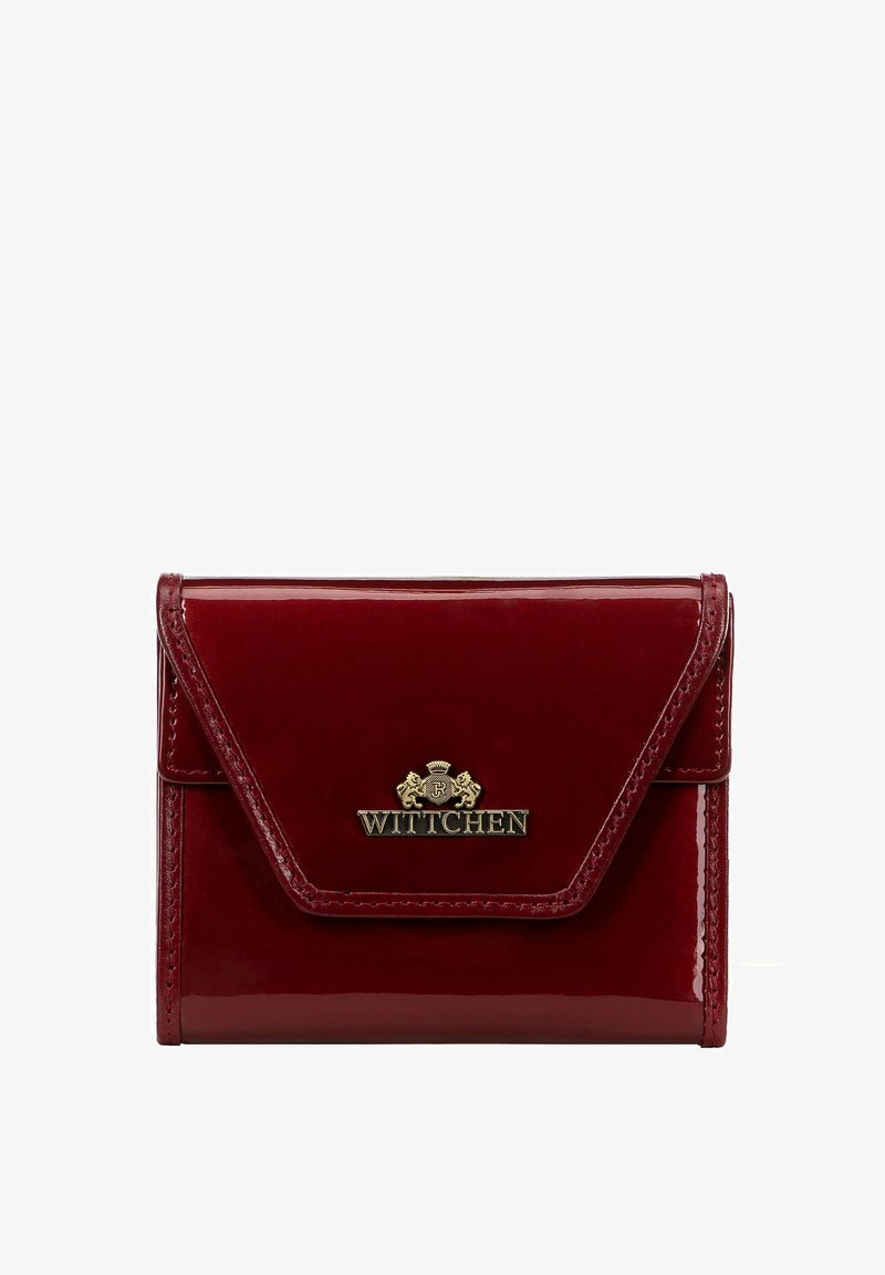 Portafoglio in pelle lucida rossa con logo dorato, caratterizzato da una chiusura a pattina e linee pulite. La finitura è lucida e liscia, evidenziando il suo design elegante.