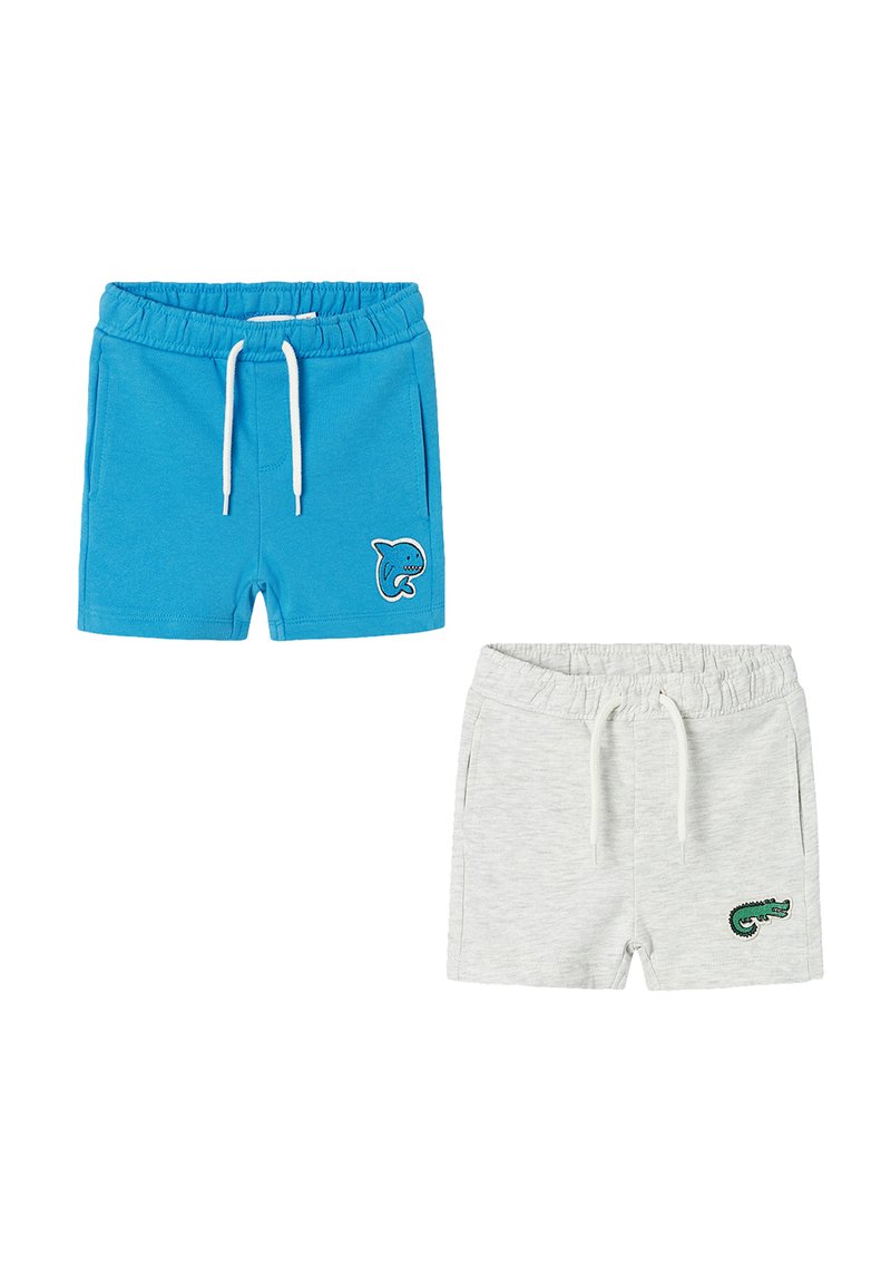 Blaue Baumwollshorts mit weißem Kordelzug und Haifischstickerei; graue Baumwollshorts mit passendem Kordelzug und Krokodil-Logo.