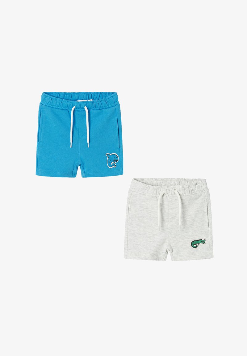 Blaue Baumwollshorts mit weißem Kordelzug und Haifischstickerei; graue Baumwollshorts mit passendem Kordelzug und Krokodil-Logo.