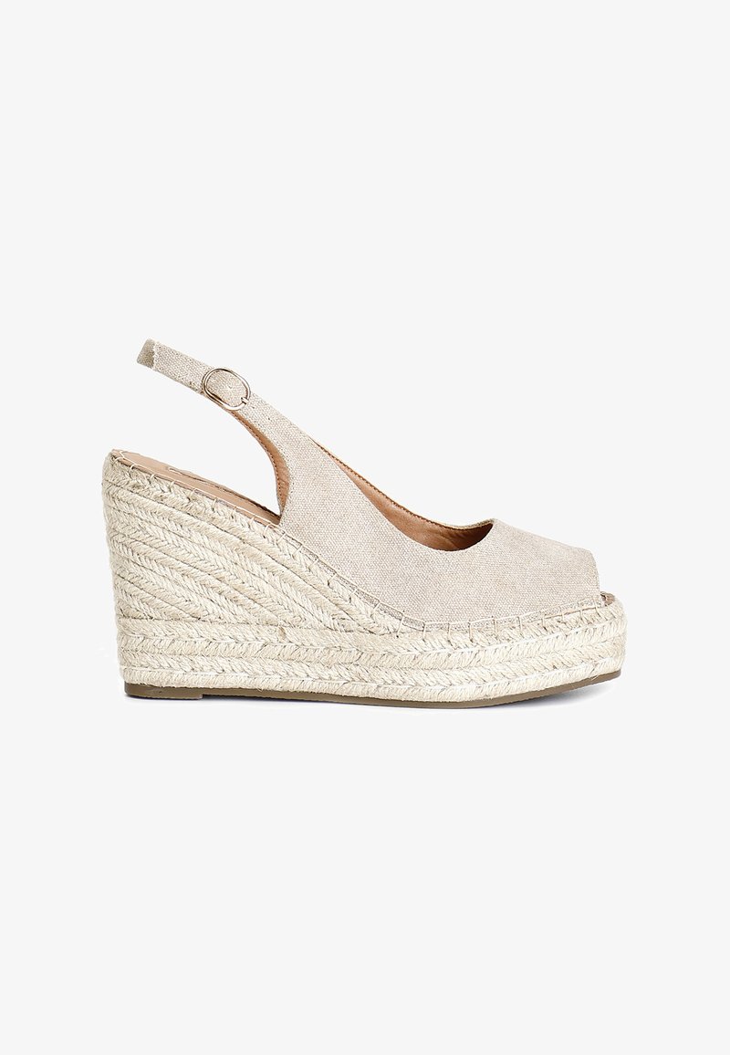 Beige wedge sandály s texturovaným textilním svrškem, otevřenou špičkou a designem na párání. Espadrilový jute podešev s pletenými detaily.