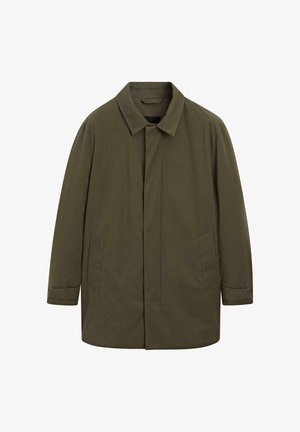 Pánský olivově zelený trench coat s klasickým límcem, skrytými předními knoflíky, bočními kapsami a nastavitelnými manžetami na rukávech.